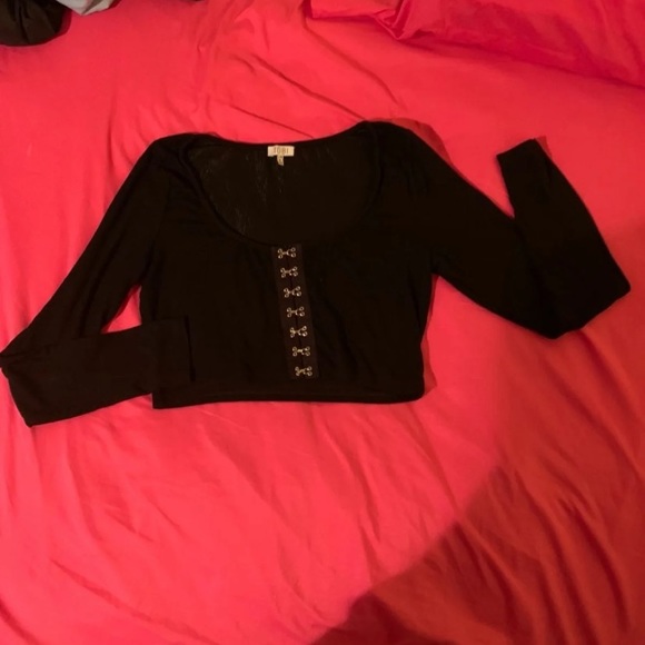 TOBI Clasped Long Sleeve Crop Top - Picture 2 of 5